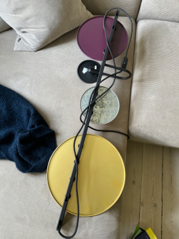 Hjælp til ophæng af to lamper, et spejl og et natbord.