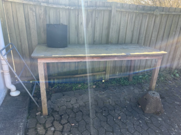 Skal have afhentet storskrald - stort havebord, et adskilt garderobeskab og et skoskab.