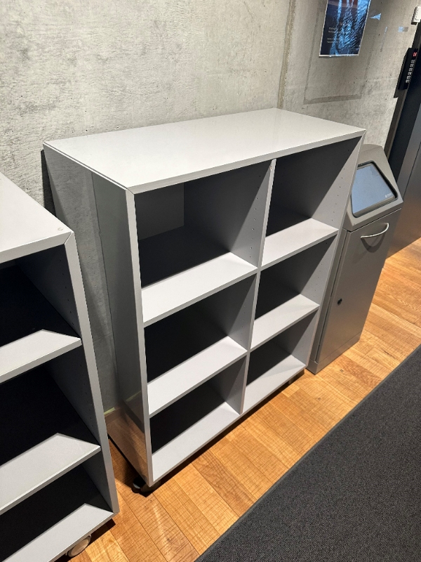 En del reoler og borde der skal sende til affaldssortering