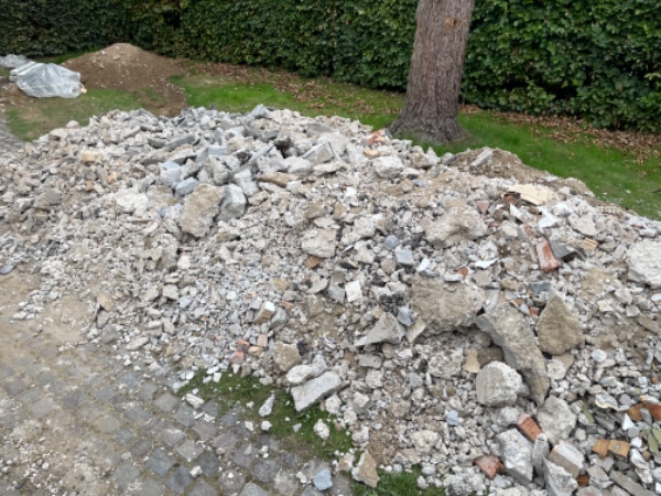 Fjernet affald fra forhaven. Primært beton og jord