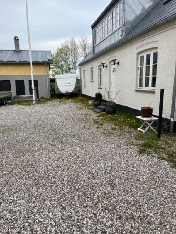 fjernet ukrudt på gårdsplads.