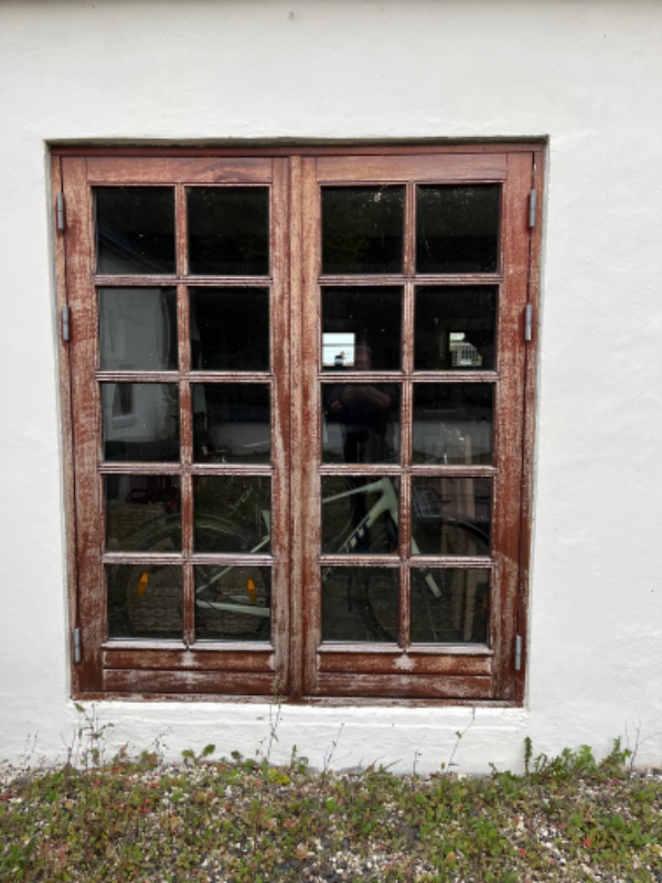 Slibning af mahognivinduer udvendigt.