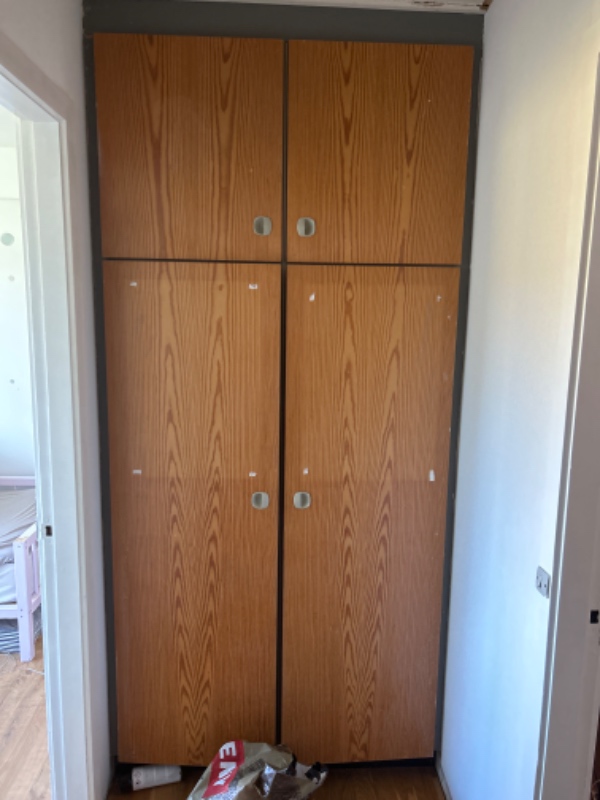 Maling af skabslåger plus nye hængsler