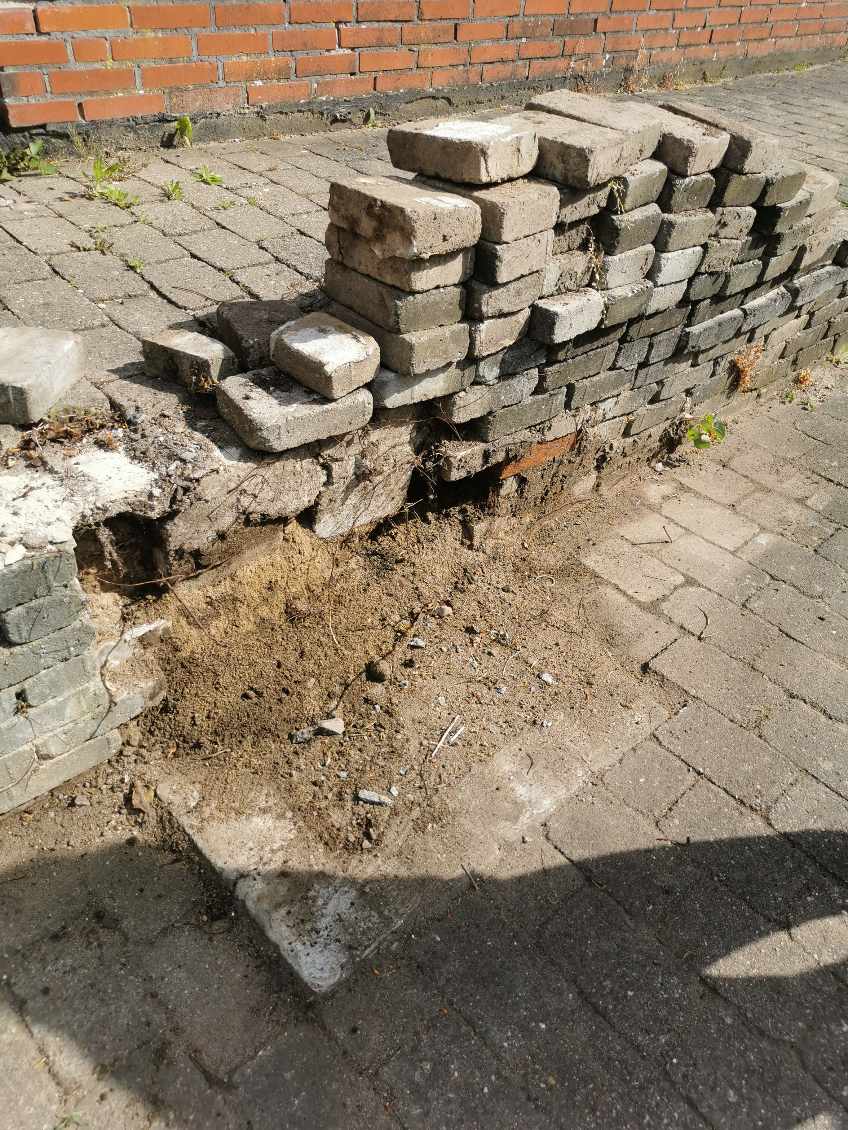 Støttemur og trappe med 2 trin i samme materiale