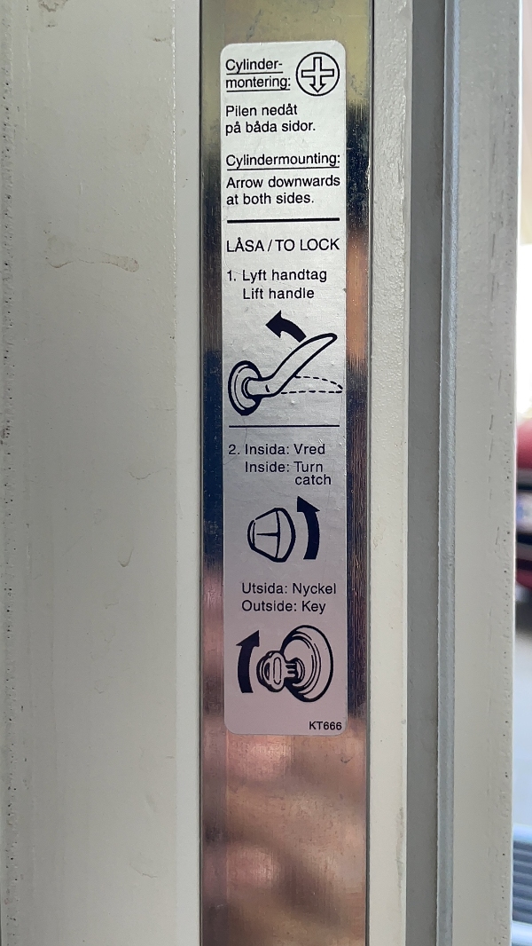 Udskiftning af låsecylinder i rationel dør fra 2020. cylinder sidder over håndtaget og er RUKO