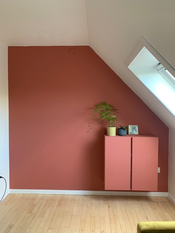 Endevæg der skal laves om til gulv til loft skab der går over i en reol med indbygget skrivebord