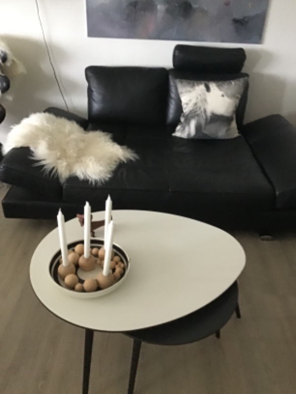 1 skænk og et mindre skab nedtages af væg.  1 sofa og 1 bord flyttes ud fra væg