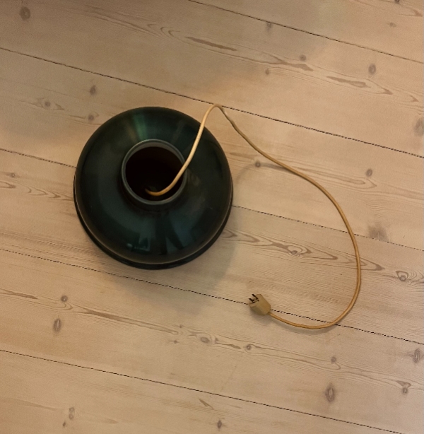 Lampen skal kontrolleres + ledning skal udskiftes med ny ca. 5. meter stofledning + monteres