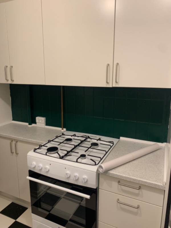 Lægge folie på køkkenbord