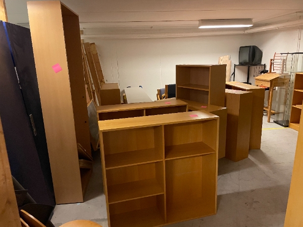 bortkørsel af ca. 50 skriveborde og reoler.