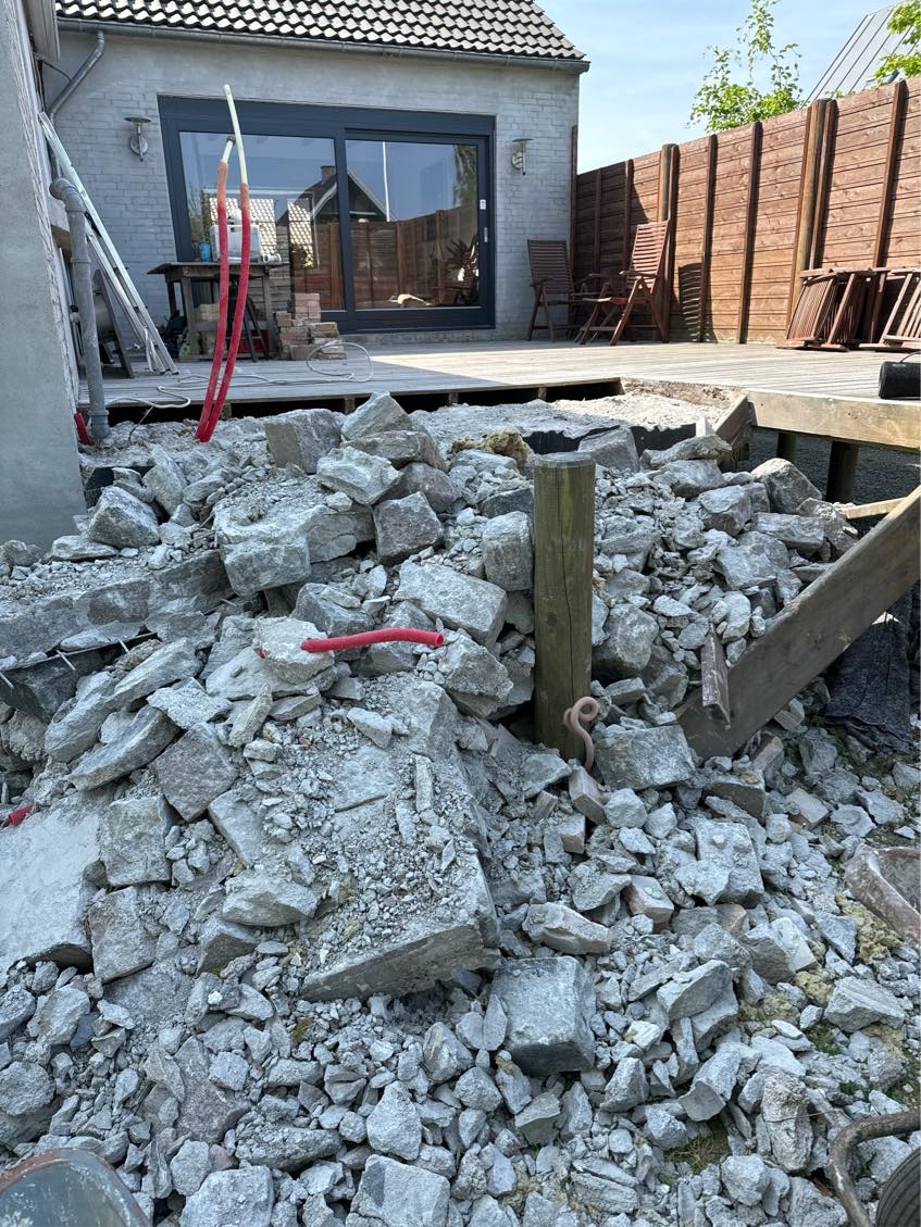 Flytte granitsten fra have til container