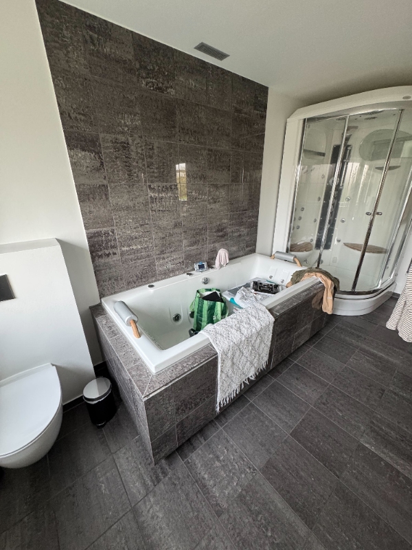 Fjern bruser og badekar