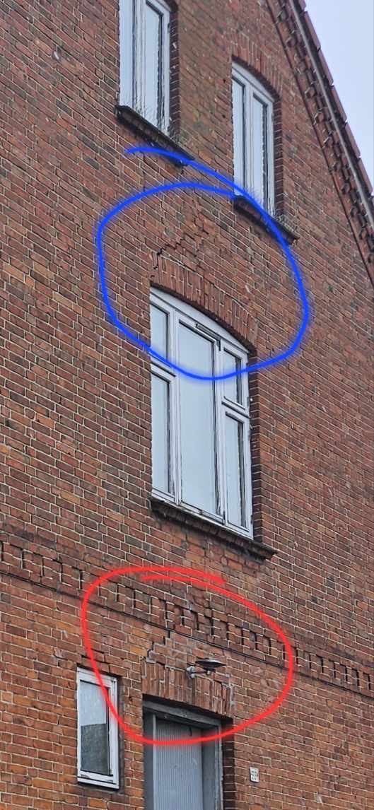 Omfugning af facade over vinduer