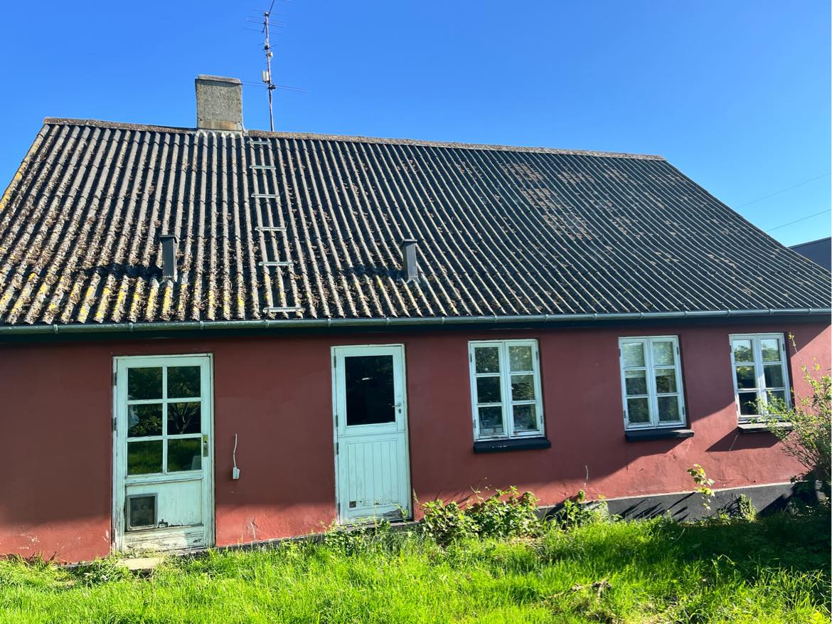 Hej. Jeg ønsker at indhente tilbud på nedtagning af asbesttag. Vi kan godt selv køre det på deponi. Taget er ca 200kvm