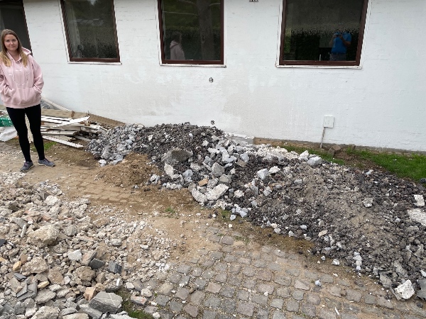 Fjernet affald fra forhaven. Primært beton og jord