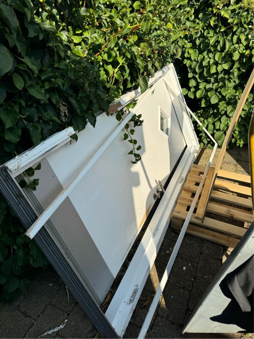 Fjernelse af hoveddør, dørramme samt Palle