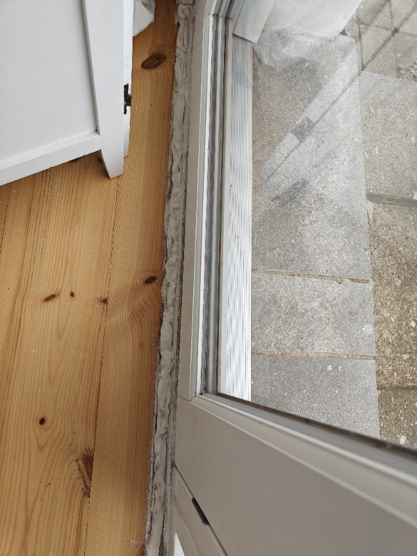 Måske fugtspær på sokkel, først og fremmest et skøn. Fugten kommer sandsynligvis nedefra, men det ved jeg ikke præcist. Er ikke håndværker.