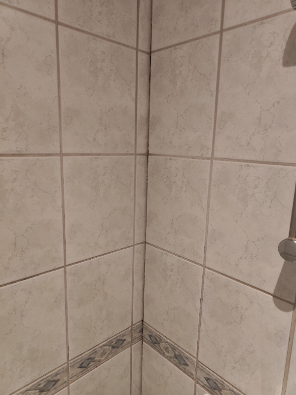 Fuge i  bruseren, gummifugerne er fjernet. - haster meget