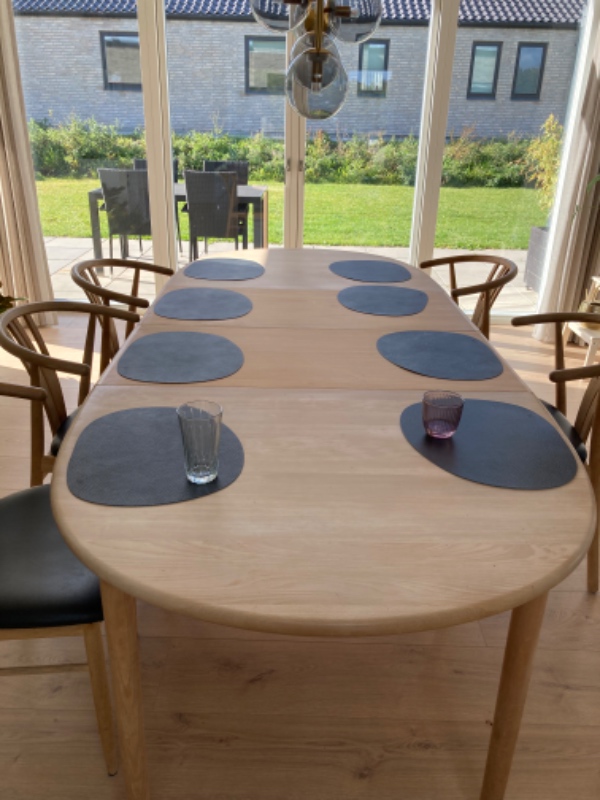 Slebet og olieret spisebord