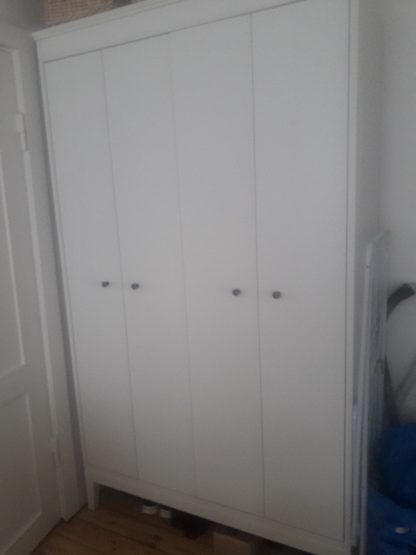 Skille 1ikea  klædeskab ad  Tage badeværelsesskab ned. Måske andre småting skues ned.