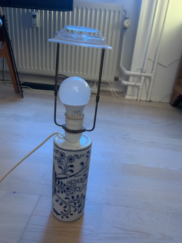 2 "antikke"  bordlamper - De har begge fatninger med omløbsring, der sidder løst. De skal strammes