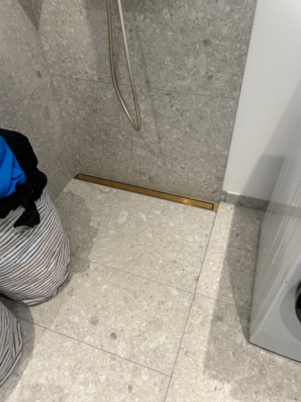 Glasbrusevæg med messingdetaljer