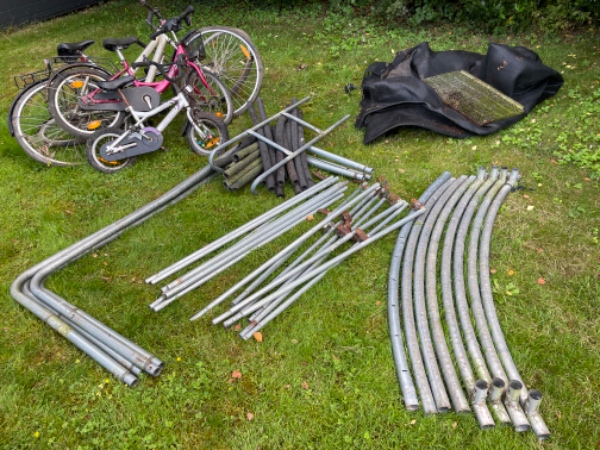 Køre haveaffald, metal, dug og net fra trampolin og gire cykler på genbrugspladsen. En dag i denne uge. Jeg stiller det ud på rabatten ved vejen