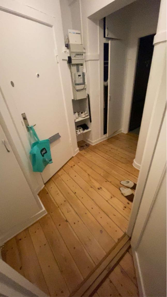 Ligge laminatgulv på entre og stue