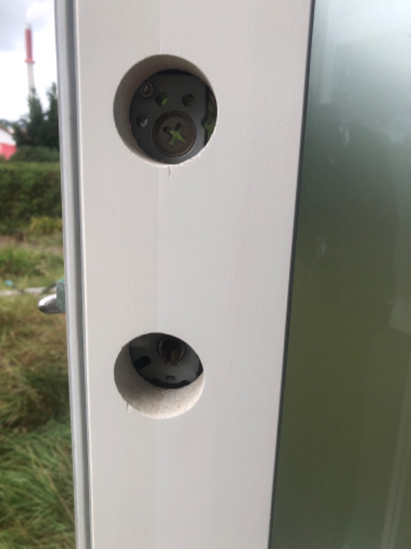 Montering af 2 stk elektronisk Yale doorman