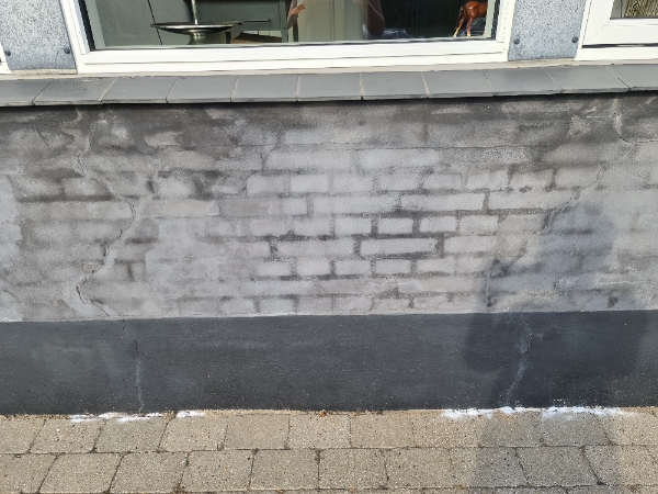 Reparation af sætningsskader og vandskuring af ca 5 revner på facade