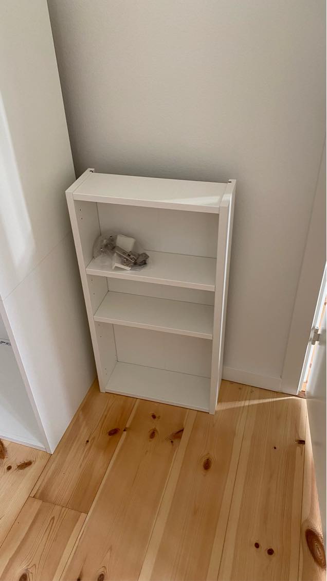 Montering af skabslåger, greb og overskabe på væg samt væghængt skab på badeværelse