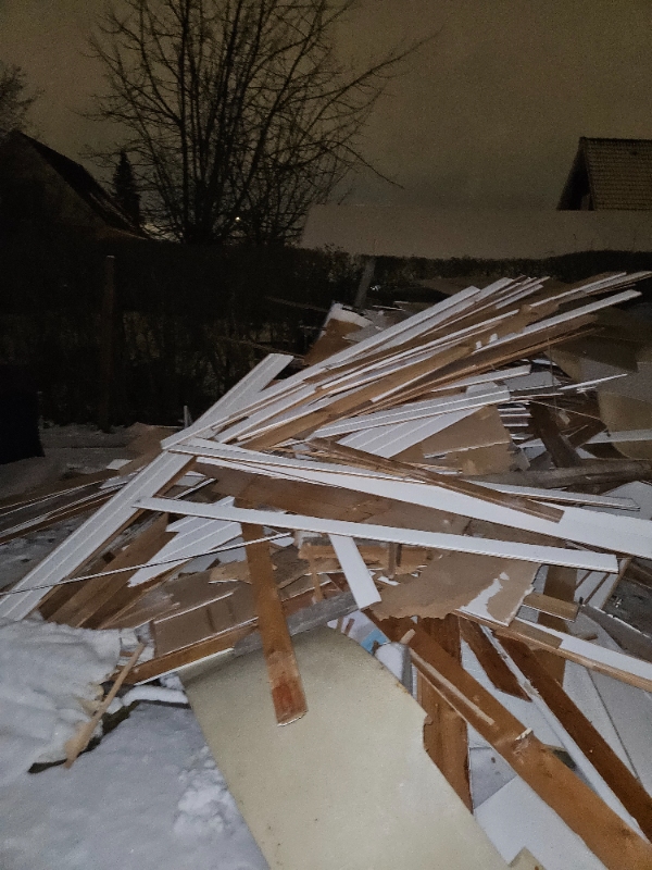 Affald fra lille køkken, beton og mure væg og gulvtæpper.