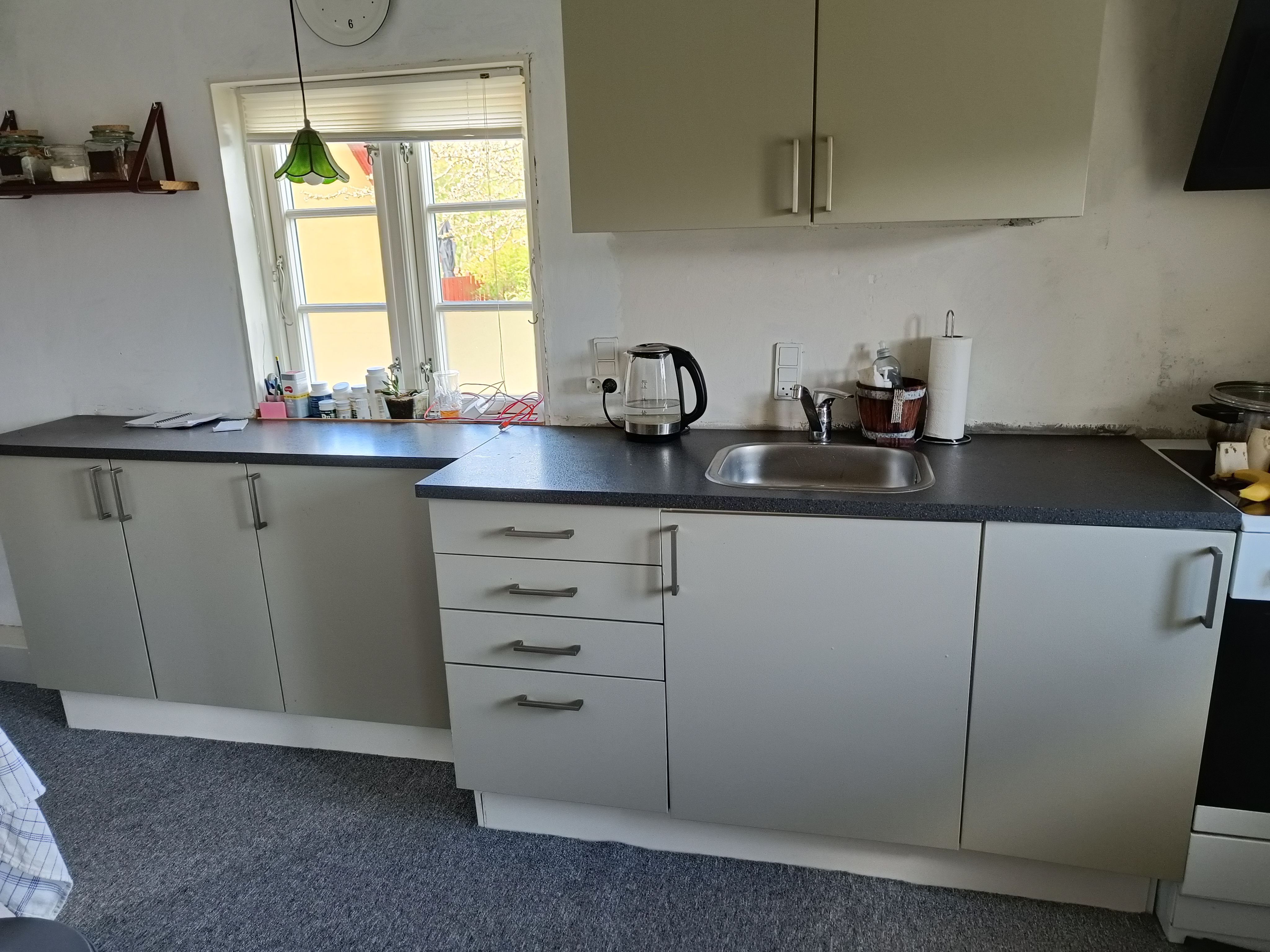 Køkken bordplade, vask og blandingsbatteri