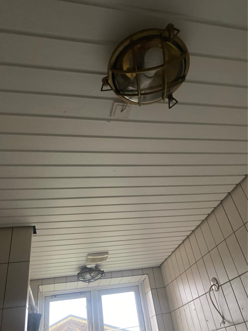 Sætte 7 lamper op i forskellige rum.