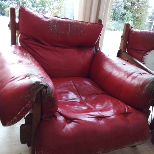 restauration af laeder sofa fra Brasilien med trae af god kvalitet
