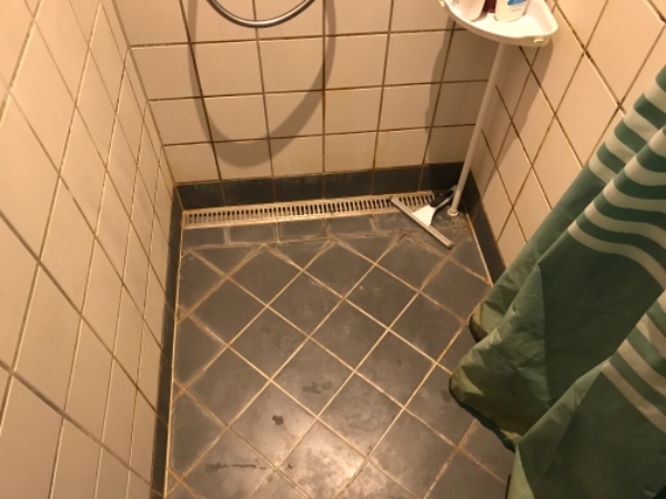 Fuld rengøring lille badeværelse