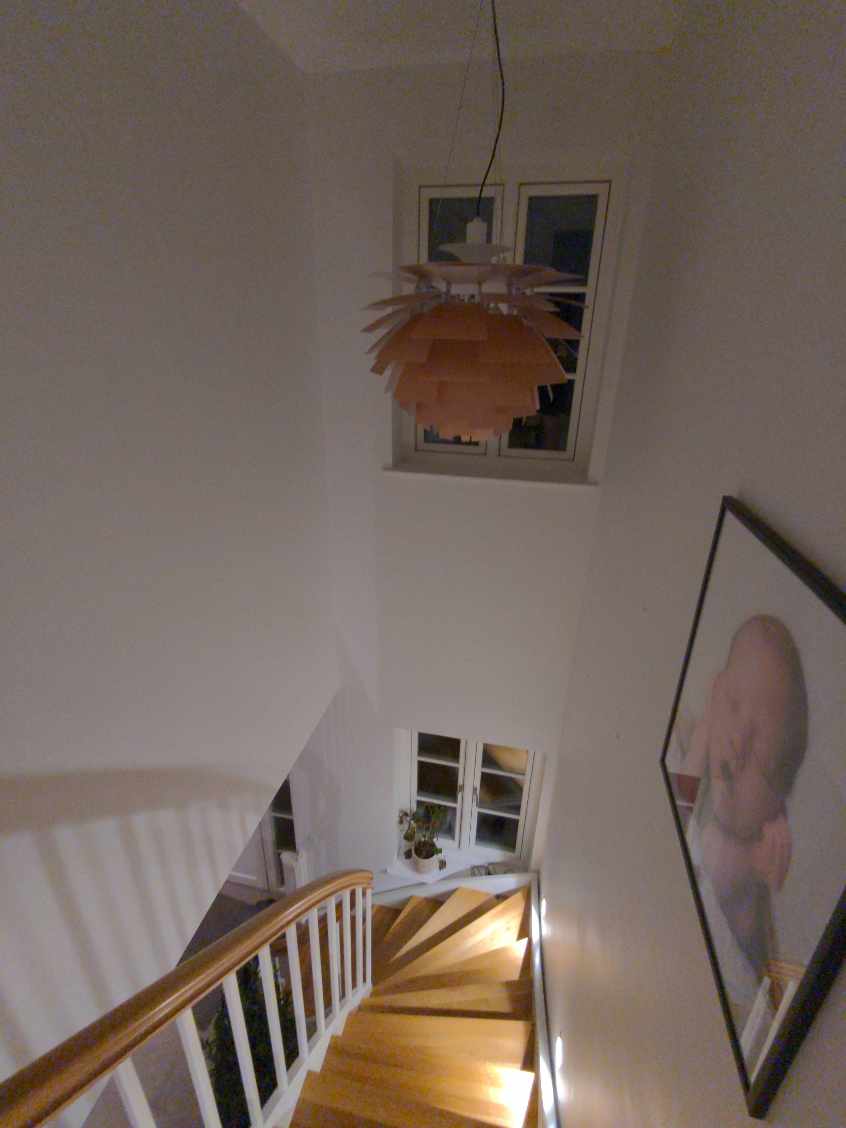 Nedtage en lampe der hænger over en trappe 5,5m oppe. Kræver blot en lang stige, som du skal have med. Det burde være muligt at sætte stigen på gulvet nedenfor trappen. Skal klares hurtigt inden vi flytter.