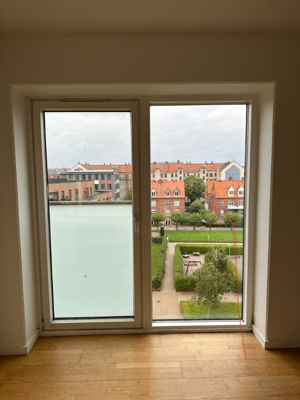 Udskiftning af gummifuger omkring 4 vinduespartier og gummifuger i bruseniche