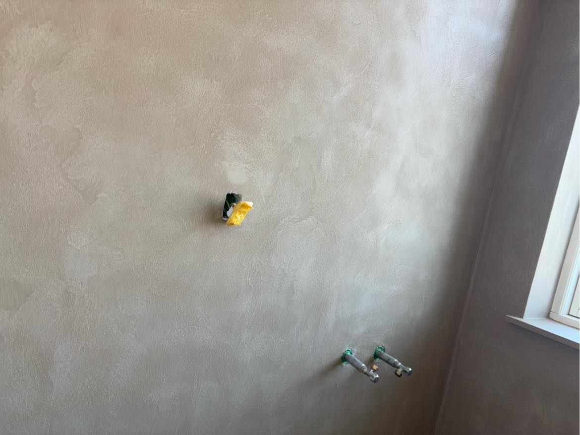 Montering af toilet, blandingsbatteri, brusearmatur og vandhane på badeværelse