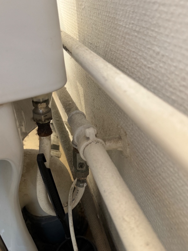 toilet løber og svagt skyl