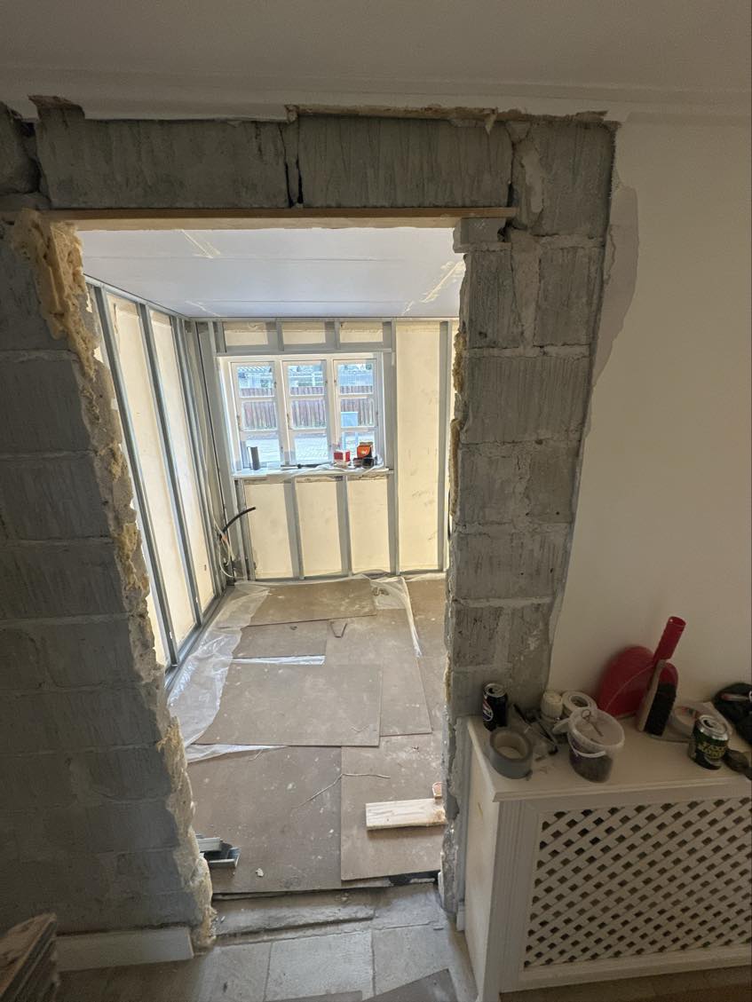 Pudsning af nogle vægge og lukke en hul med gasbeton