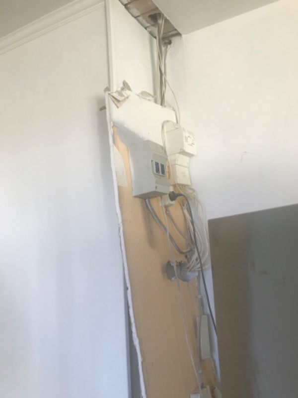 El efter nedrivning af væg