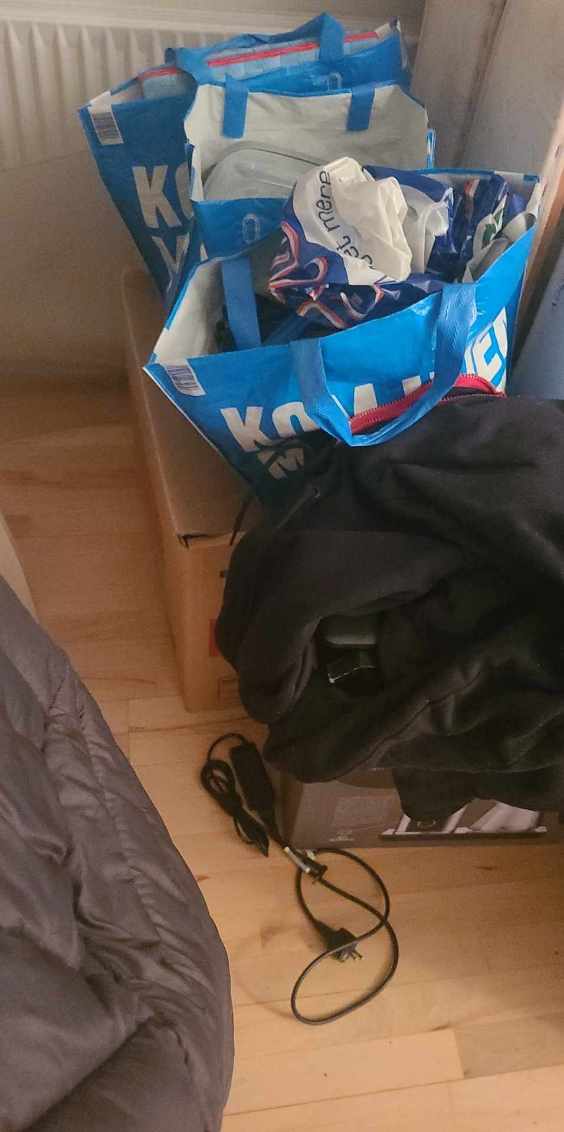 Hjælp til at flytte dobbeltseng, 1 kuffert, 1 kasse, 3 poser og 3,1 surround anlæg. Fra Karrensmindevej til lundestrædet i holbæk