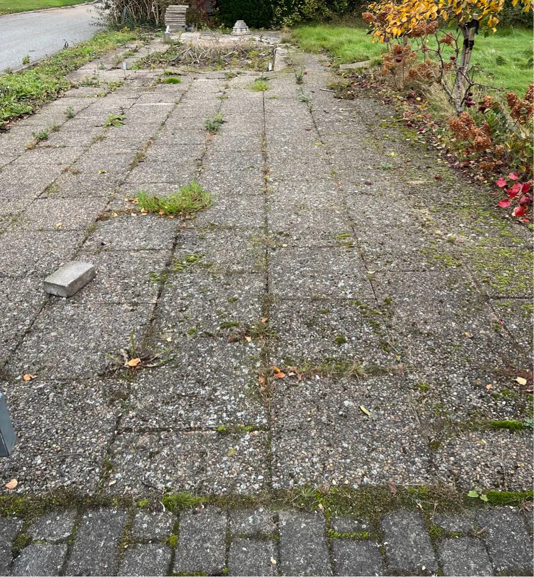 Tage fliser op af indkørsel og på lossepladsen