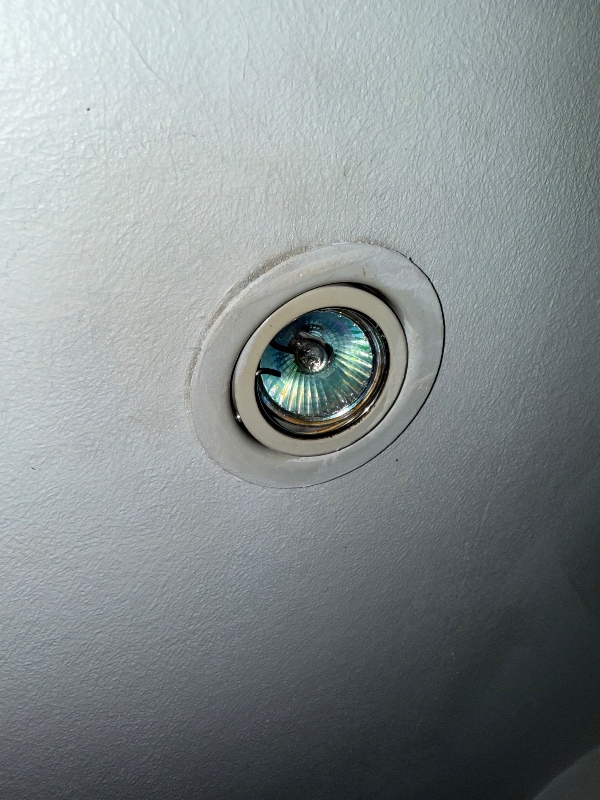 Isæt 2 spots og en lås