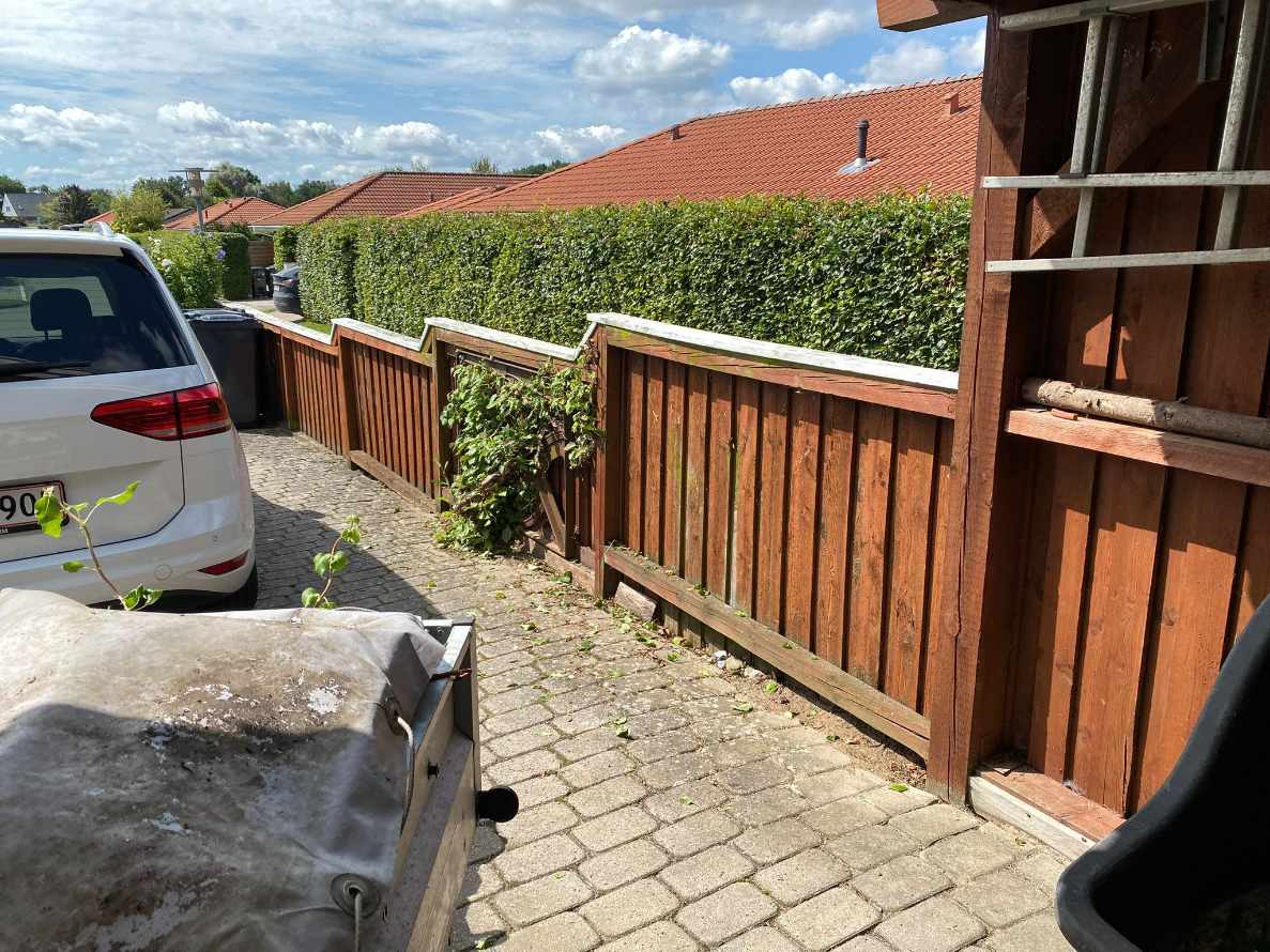 Træværk carport og skur