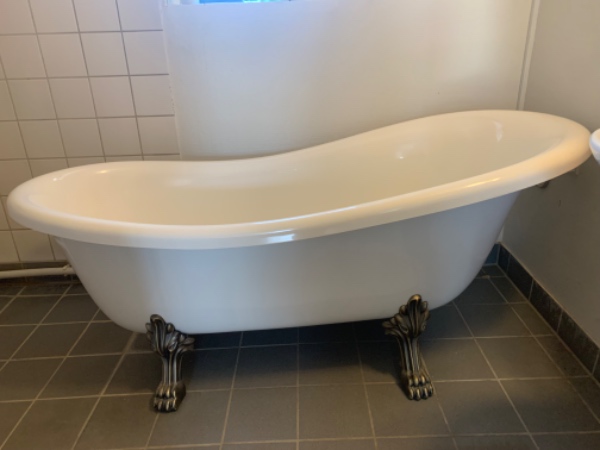 Flytning af (fritstående)badekar fra 1 sal og ned evt til genbrugsplads 100 m herfra. vaskemaski 