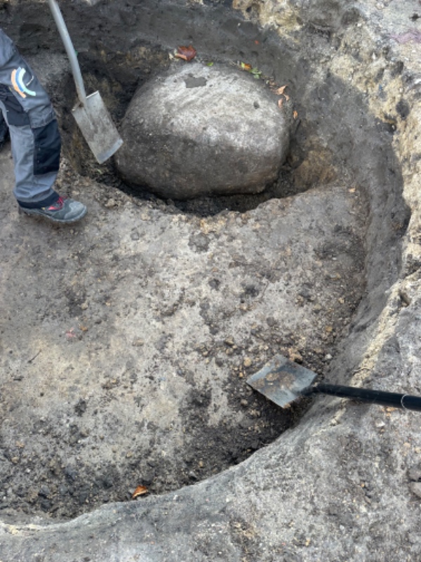 Fjernet/smadret meget stor sten