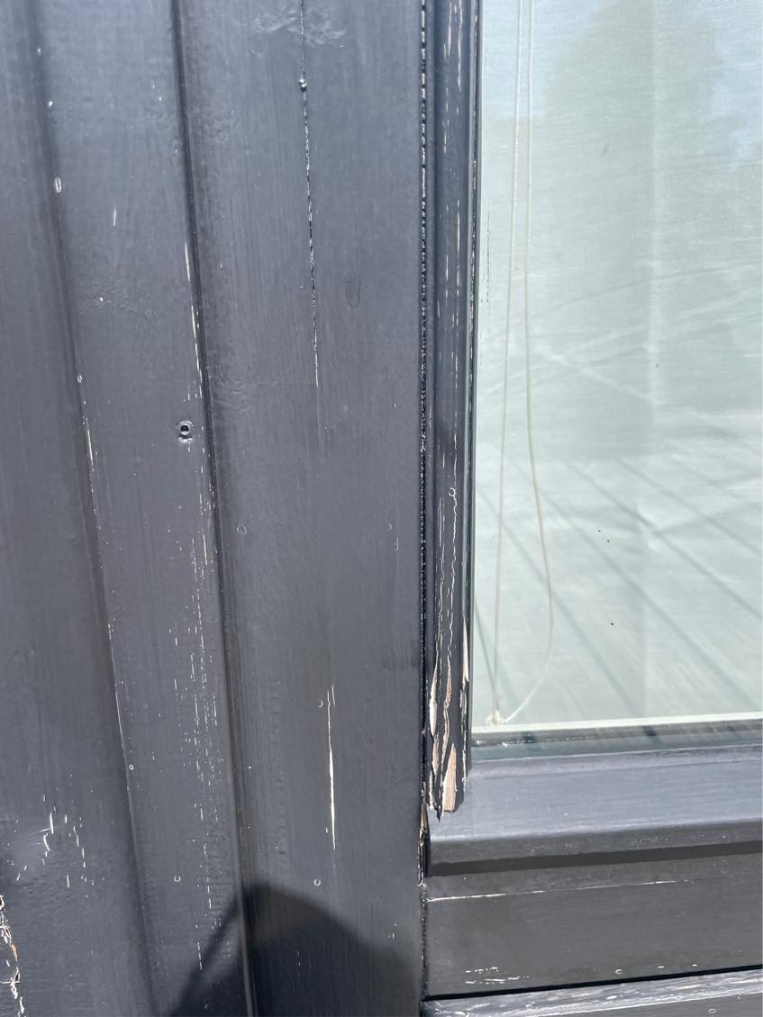 Skift af et par trælænger i sommerhus samt lister, samt slibning og maling af den ende af huset