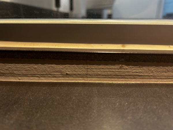 Reparation af cementfuge i bruseniche